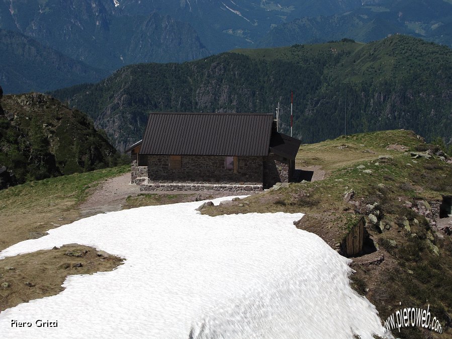 24 Su uno sperone a strapiombo sulla Val Fondra.jpg